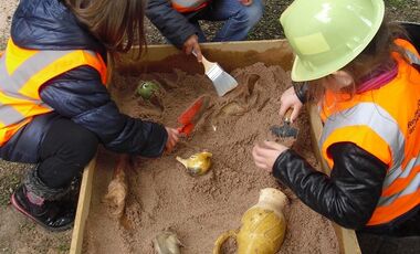 Jeunes Archéologues en herbes : atelier bac à fouilles avec l'Inrap